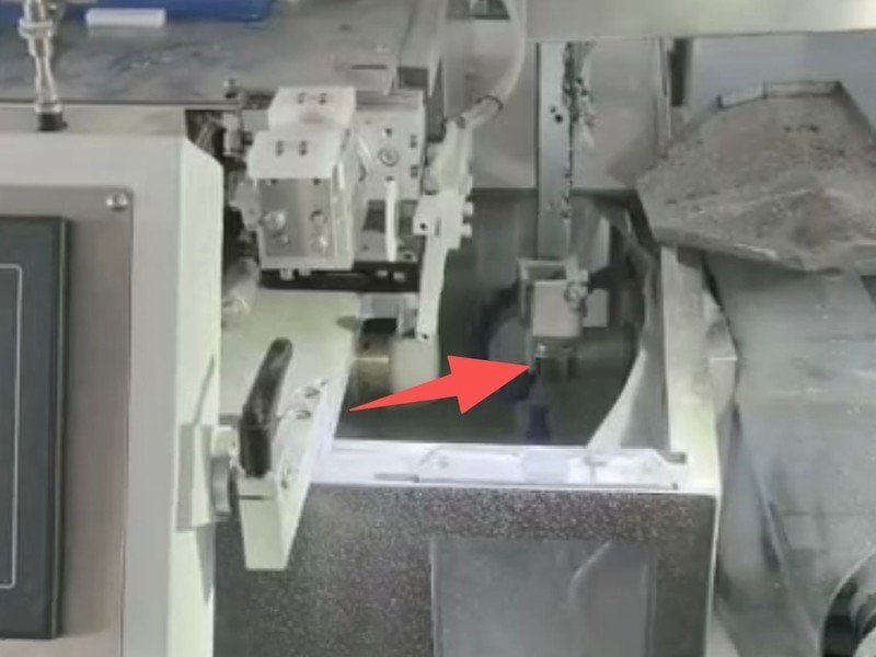 Automatic oilstone wheel dressing device inside the machining chamber