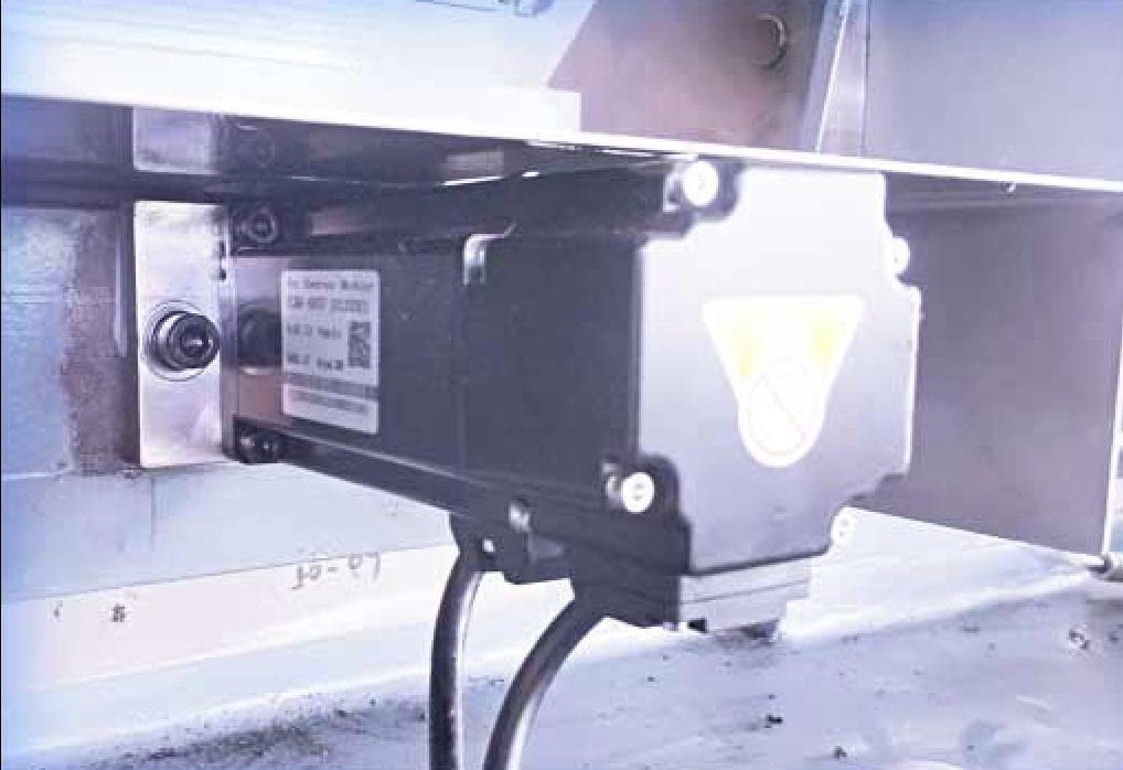 Diamond wheel spindle and servo infeed slide of the centering machine