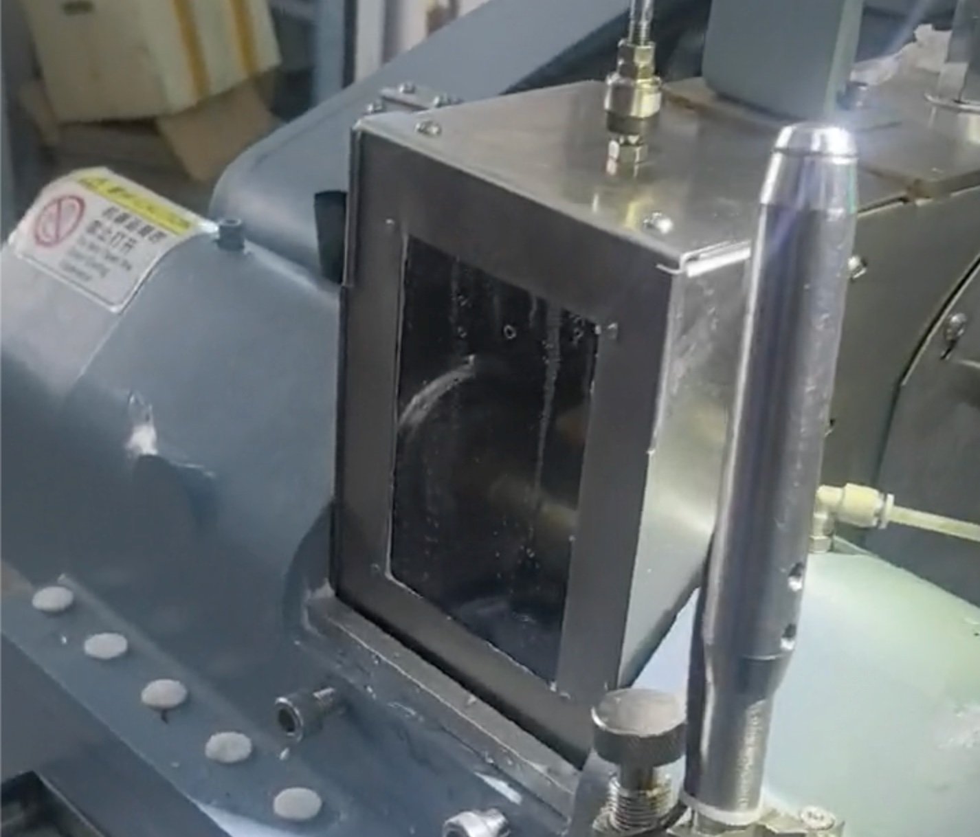 Fully enclosed guard with powered lift on the EG-120L