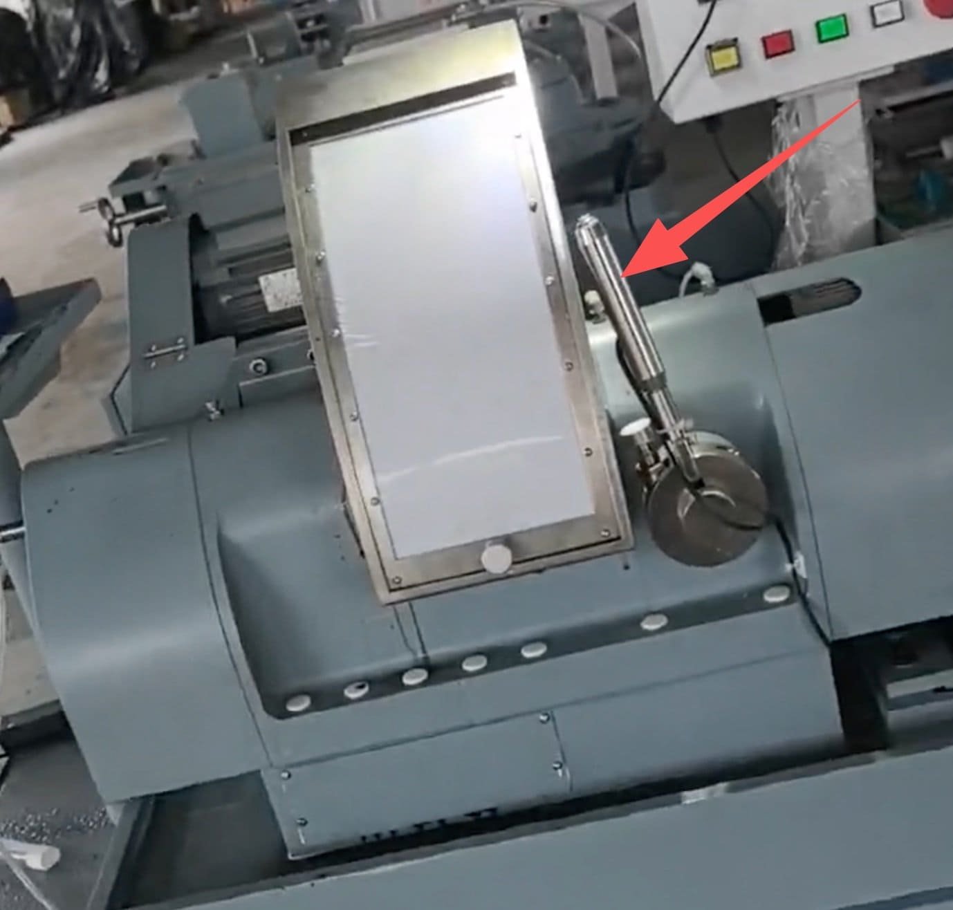Integrated operating handle on the front of the machine
