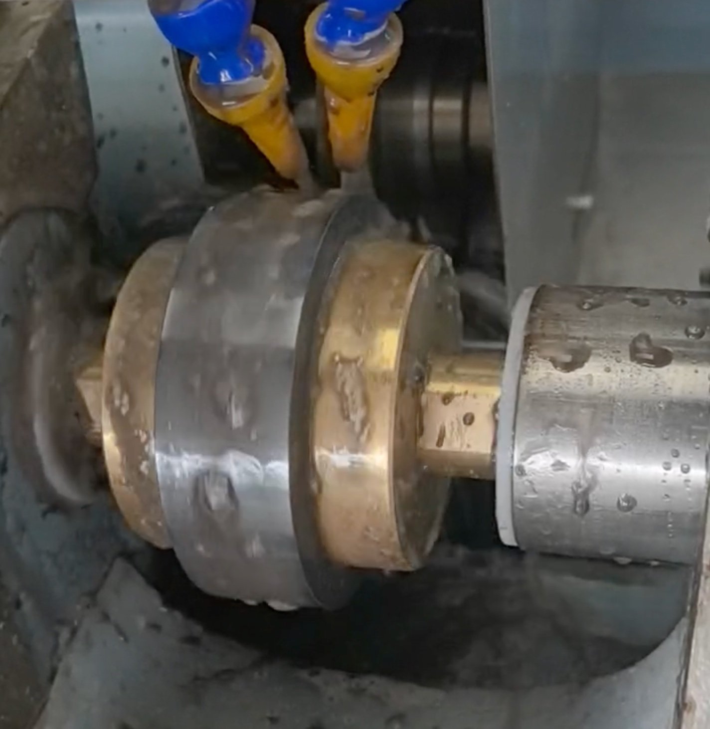 Machining chamber of the EG-120L with bell chucks and diamond wheel