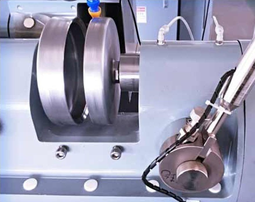 Bell chucks mounted on the fixed headstock of the EG-185L