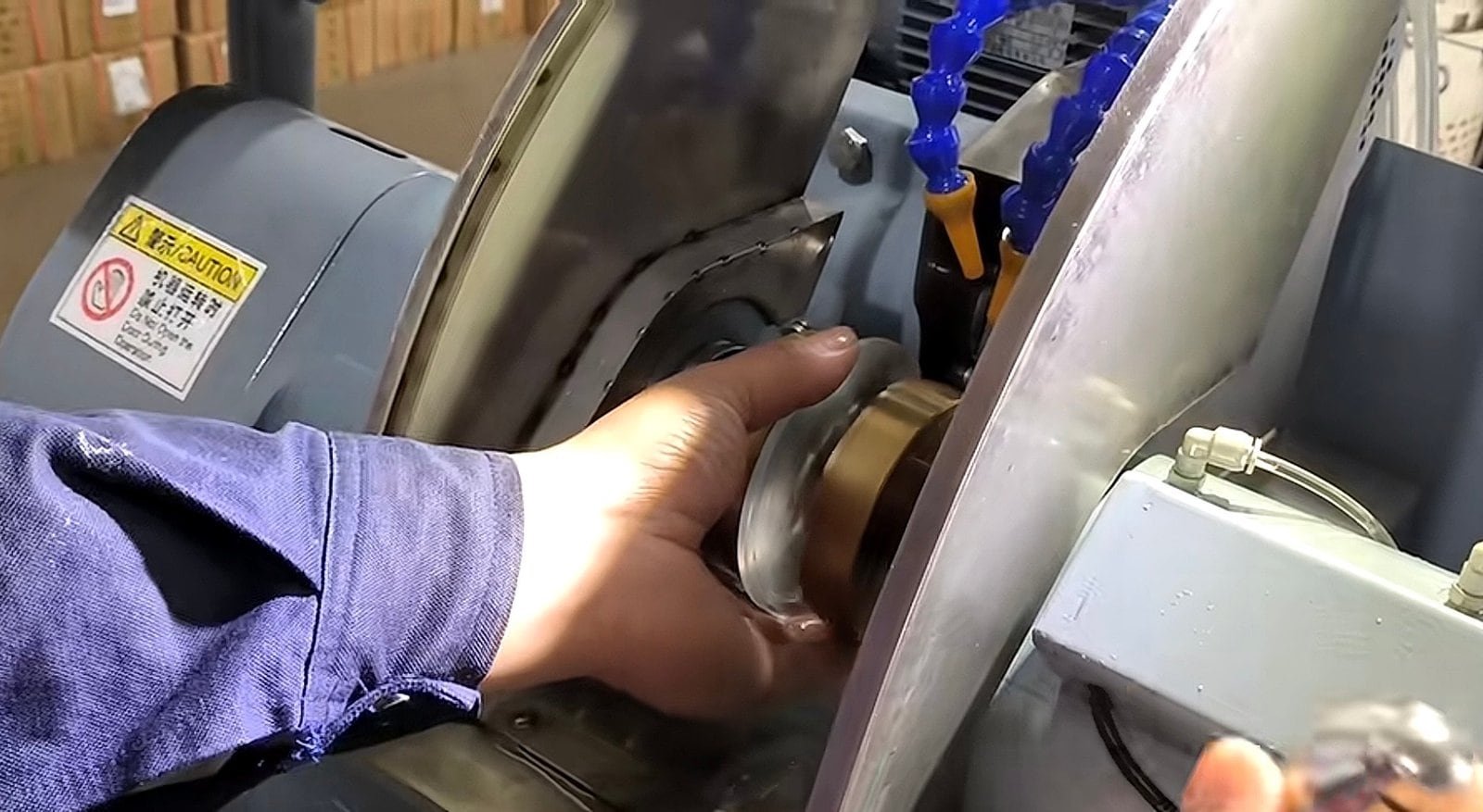 Machining area of the EG-185L with wheel guard raised