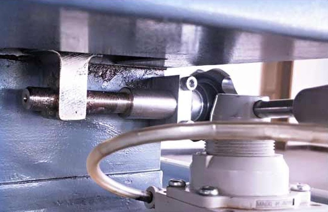 Taper micro-adjustment mechanism on the wheel head of the EG-185L centering machine