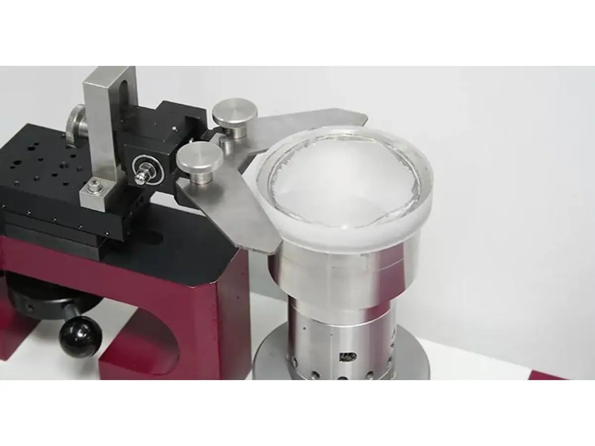 L'équipement de découpe du verre de Vimfun est une machine-outil parfaite pour la découpe de précision. Lentille maintenue dans un montage de traitement optique