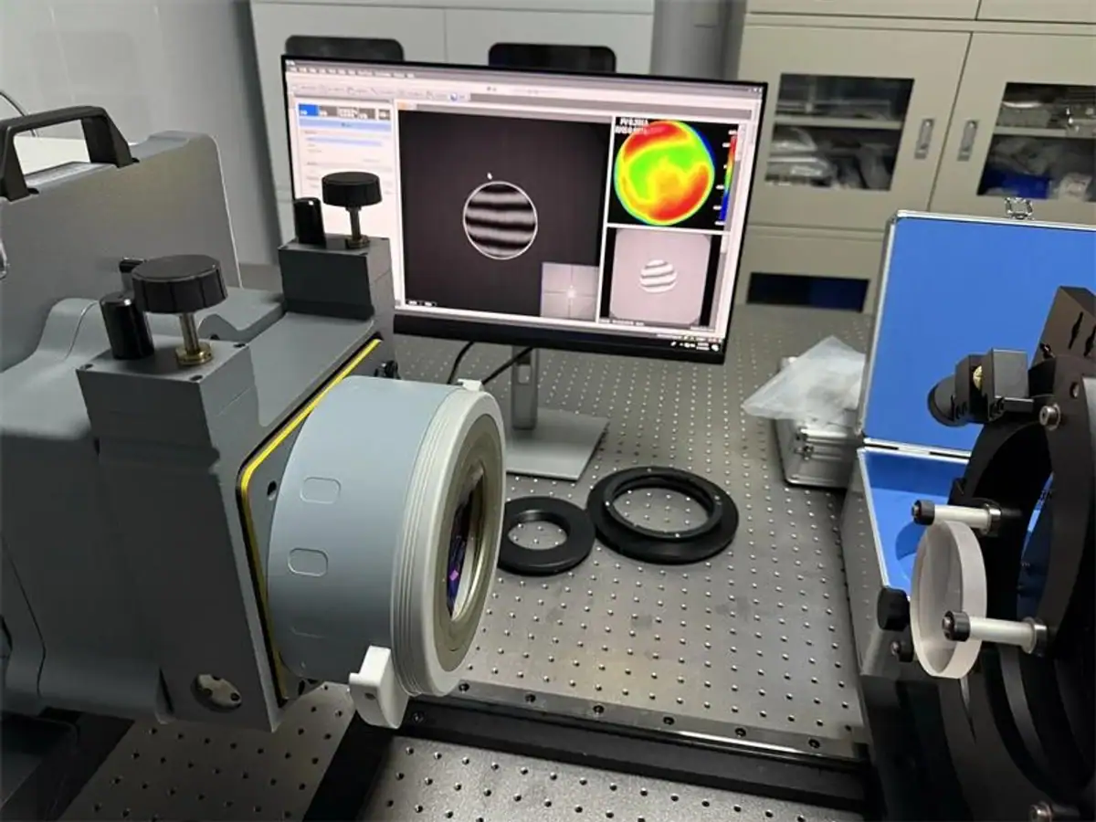 L'équipement de découpe du verre de Vimfun est une machine-outil parfaite pour la découpe de précision. Composant optique sur une configuration de métrologie