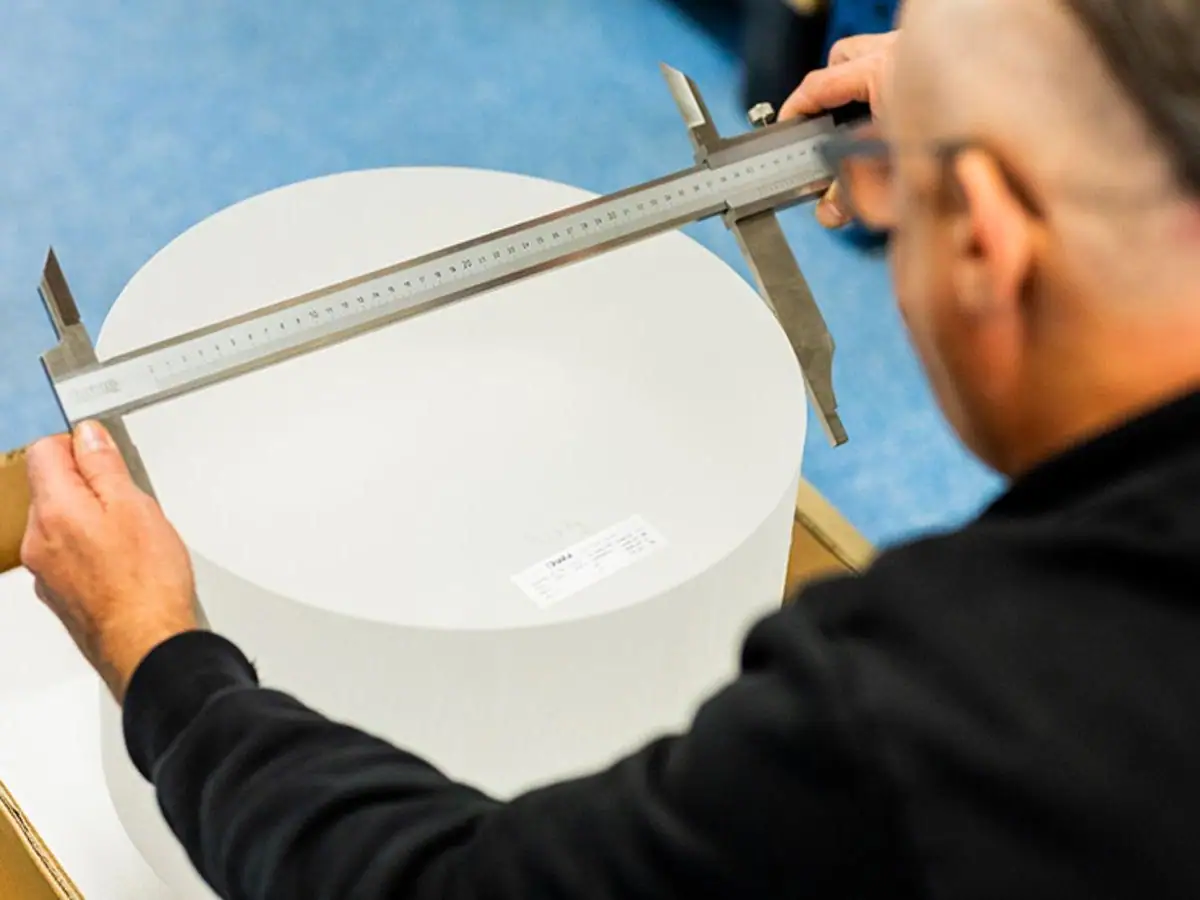 Die Vimfun-Glasschneideanlage ist eine perfekte Werkzeugmaschine für den Präzisionsschnitt Bediener verwendet einen großen Messschieber, um den Durchmesser eines zylindrischen optischen Rohlings zu überprüfen