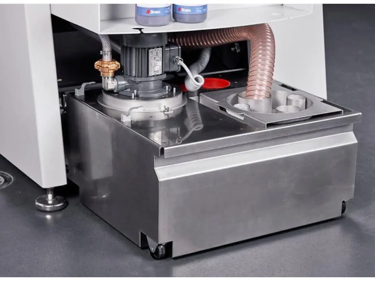 L'équipement de découpe du verre de Vimfun est une machine-outil parfaite pour la découpe de précision. Réservoir de fluide de process de la machine avec pompe et tuyau de retour