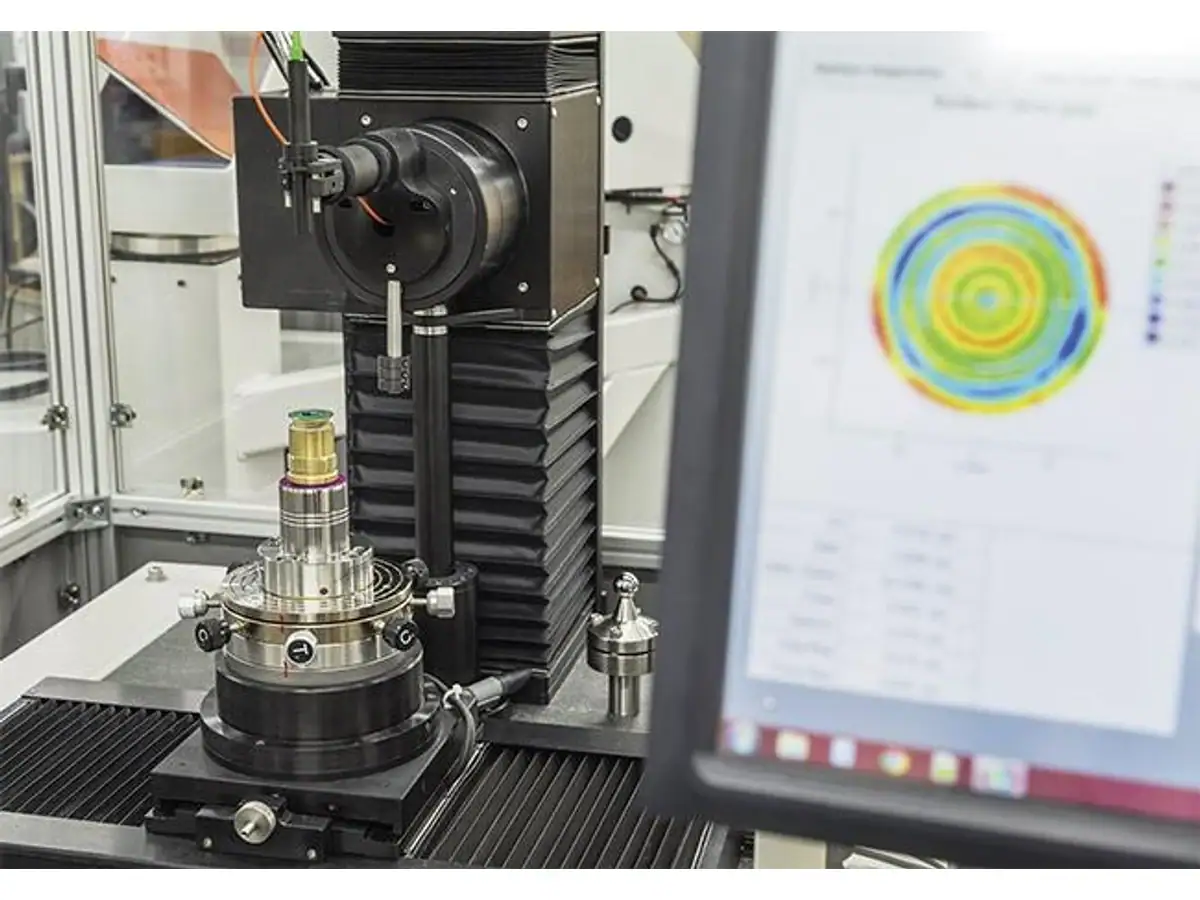 Optical metrology setup with a surface map on screen