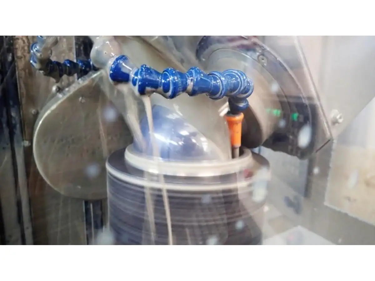 El equipo de corte de vidrio Vimfun es una máquina herramienta perfecta para el corte de precisión Pieza óptica curva soportada durante el procesamiento húmedo