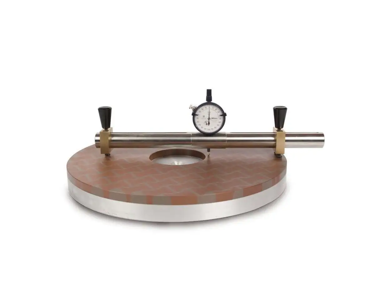 Bridge gauge arranged over a circular plate