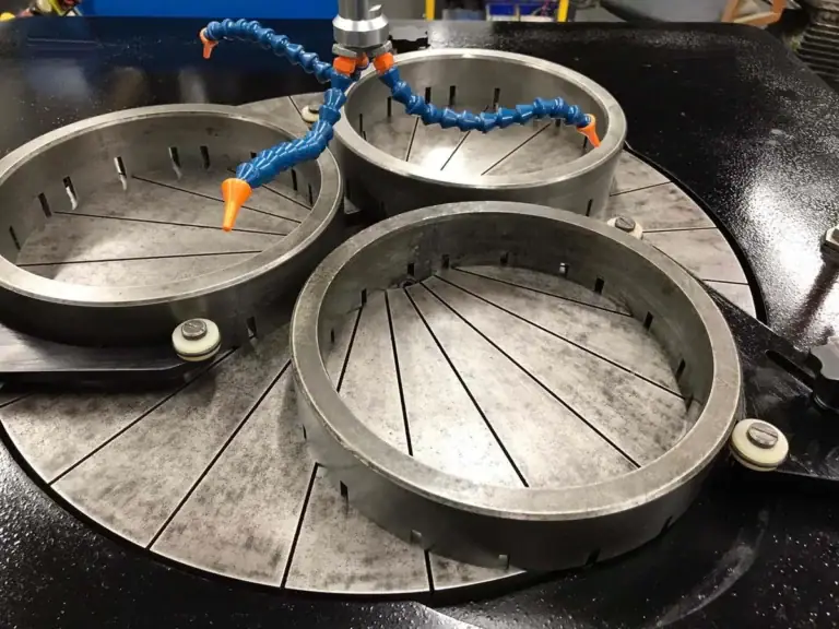 Grooved lapping plates in a processing machine
