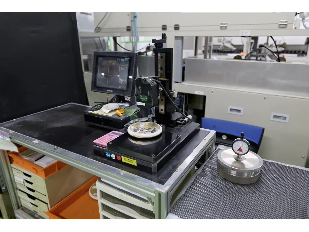 Instrument de mesure optique avec un échantillon monté