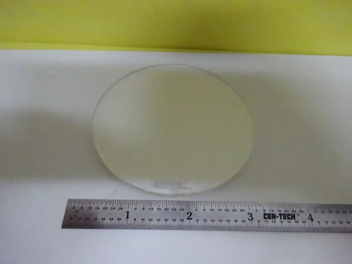 L'équipement de découpe du verre de Vimfun est une machine-outil parfaite pour la découpe de précision. Échantillon circulaire placé à côté d'une règle